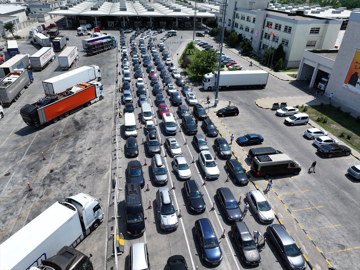 Yıllık izinlerini Türkiye'de geçiren gurbetçilerin yaşadıkları ülkelere dönüşleri devam ediyor....