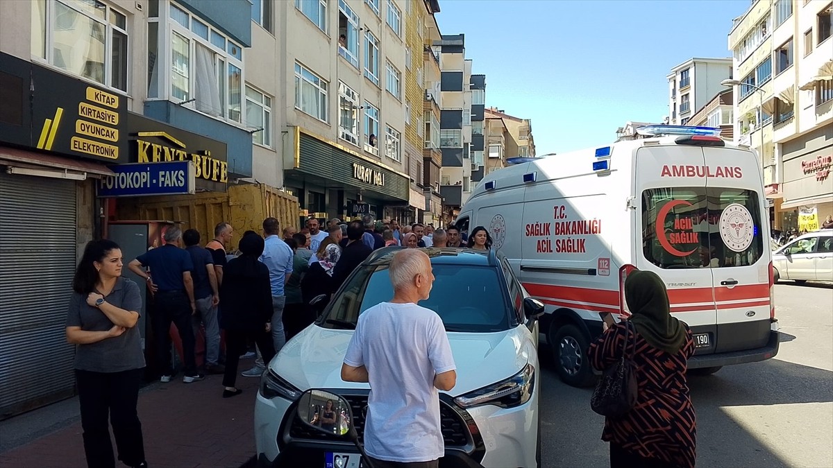 Zonguldak'ın Karadeniz Ereğli ilçesinde freni boşalan kamyon, park halindeki 2 araca çarptıktan...