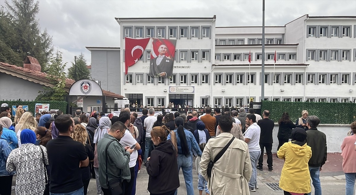 2025-2026 eğitim öğretim yılının başlamasıyla okullarda ilk ders zili çaldı. Bolu'da da öğrenciler...