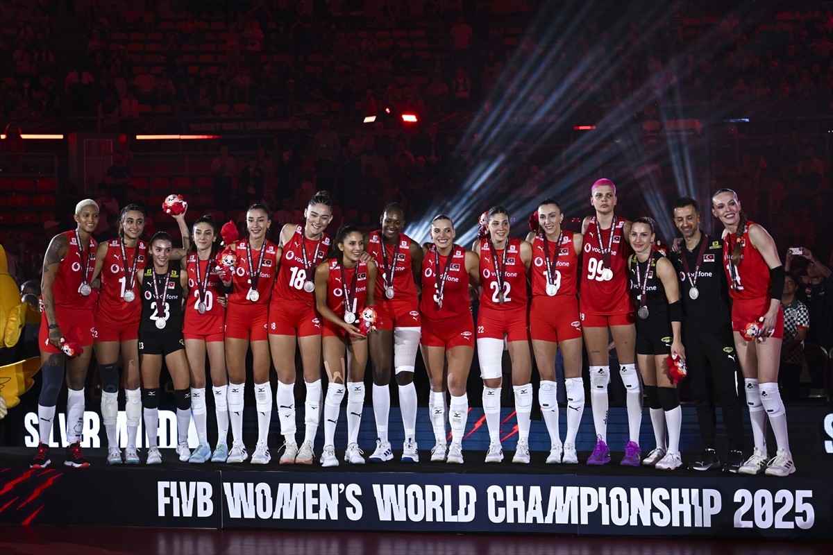 2025 FIVB Dünya Şampiyonası finalinde İtalya'ya 3-2 yenilerek ikinci olan A Milli Kadın Voleybol...