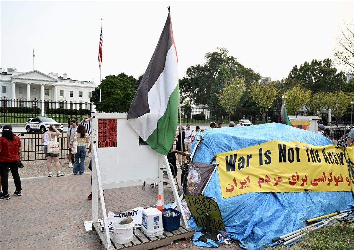 ABD Başkanı Donald Trump, Beyaz Saray’ın karşısındaki Lafayette Park’ta 30 yılı aşkın süredir...