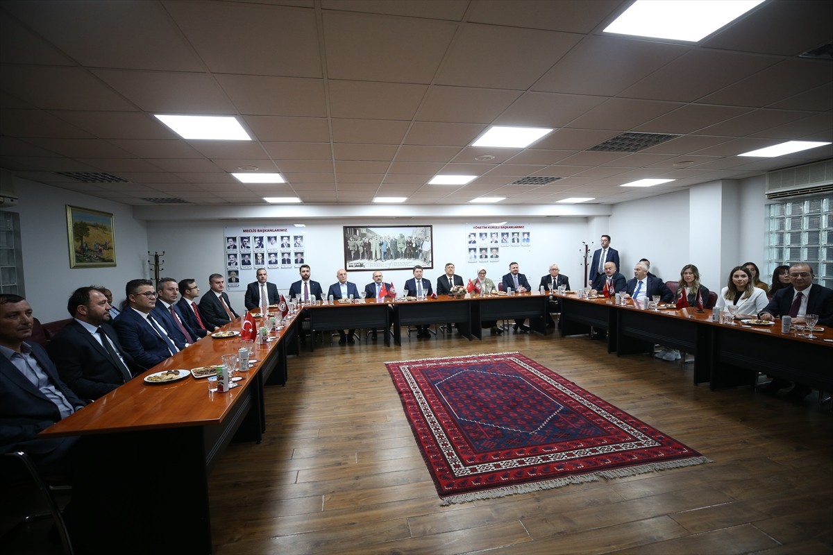 Adalet Bakanı Tunç, Balıkesir programı kapsamında Balıkesir Ticaret Borsasını ziyaret etti.