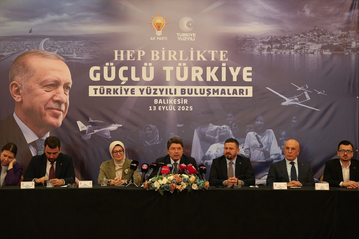 Adalet Bakanı Yılmaz Tunç (ortada), "Türkiye Yüzyılı Buluşmaları" kapsamında Balıkesir...