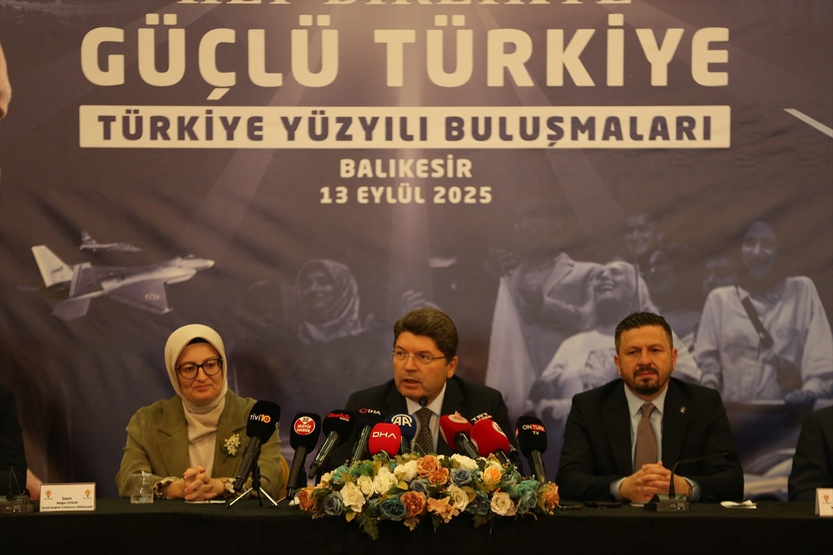 Adalet Bakanı Yılmaz Tunç (ortada), "Türkiye Yüzyılı Buluşmaları" kapsamında Balıkesir...