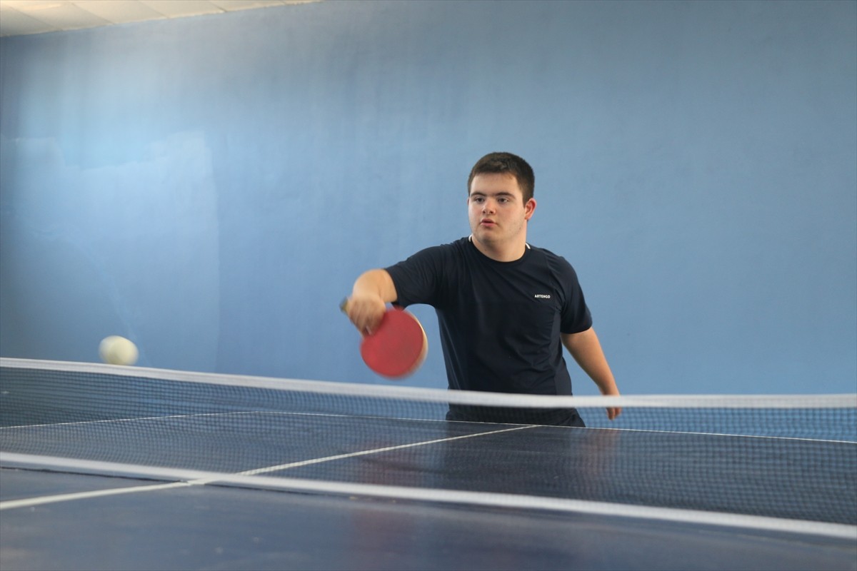 Adana'da gittiği rehabilitasyon merkezinde yeteneğinin keşfedilmesiyle masa tenisine yönlendirilen...