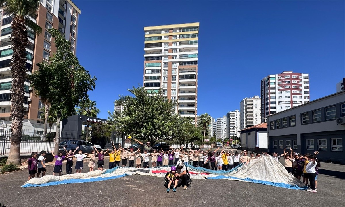 Adana'da ilkokul öğrencilerinin evden getirdikleri meyve çekirdeklerinden yapılan tohum topları...