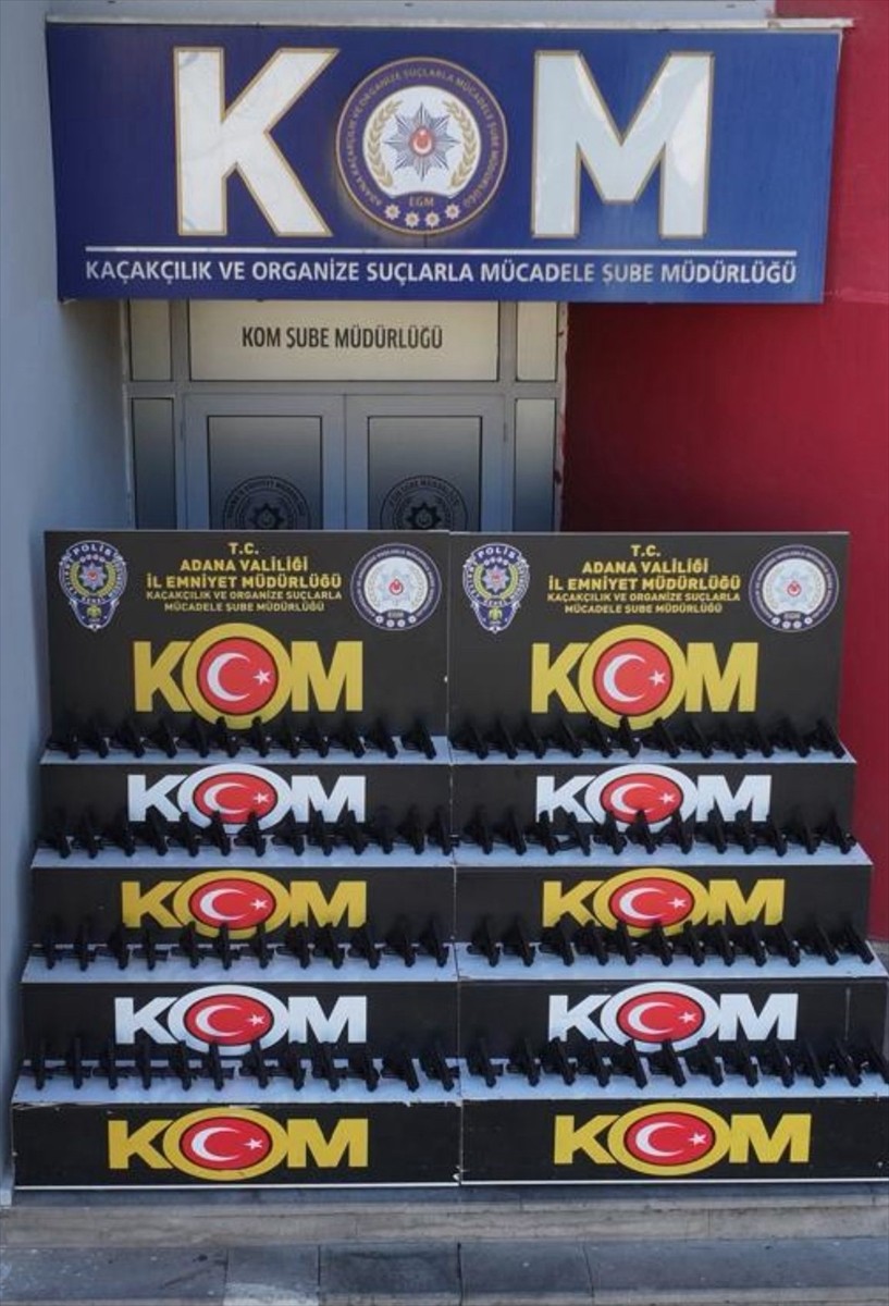 Adana'da polis ekiplerince 97 ruhsatsız tabanca ele geçirilen tırın sürücüsü tutuklandı.