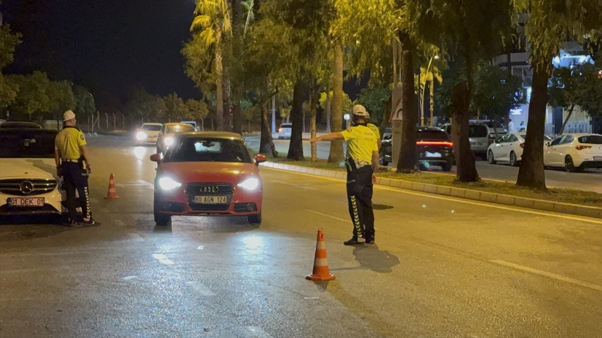 Adana'da polis ekiplerince, dron destekli trafik denetimi gerçekleştirildi.