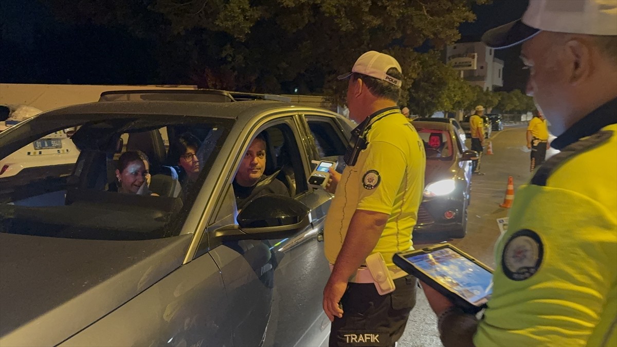 Adana'da polis ekiplerince, dron destekli trafik denetimi gerçekleştirildi.