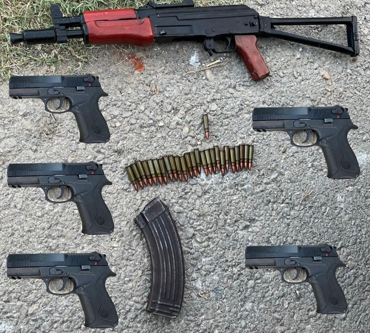 Adana'da polis ekiplerinden kaçarken 9 yaşındaki bisikletli çocuğa çarpan hafif ticari araçtaki 2...