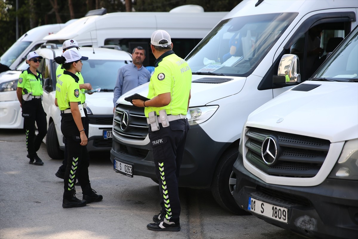 Adana'da trafik polisleri, yeni eğitim öğretim yılının başlaması nedeniyle öğrenci servislerinde...