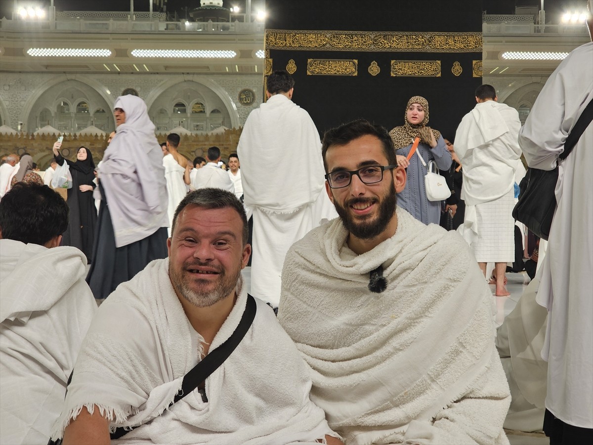 Adana'nın Feke ilçesinde imam hatip Muhammed Doğaç (sağda), kutsal toprakları görmek isteyen Down...