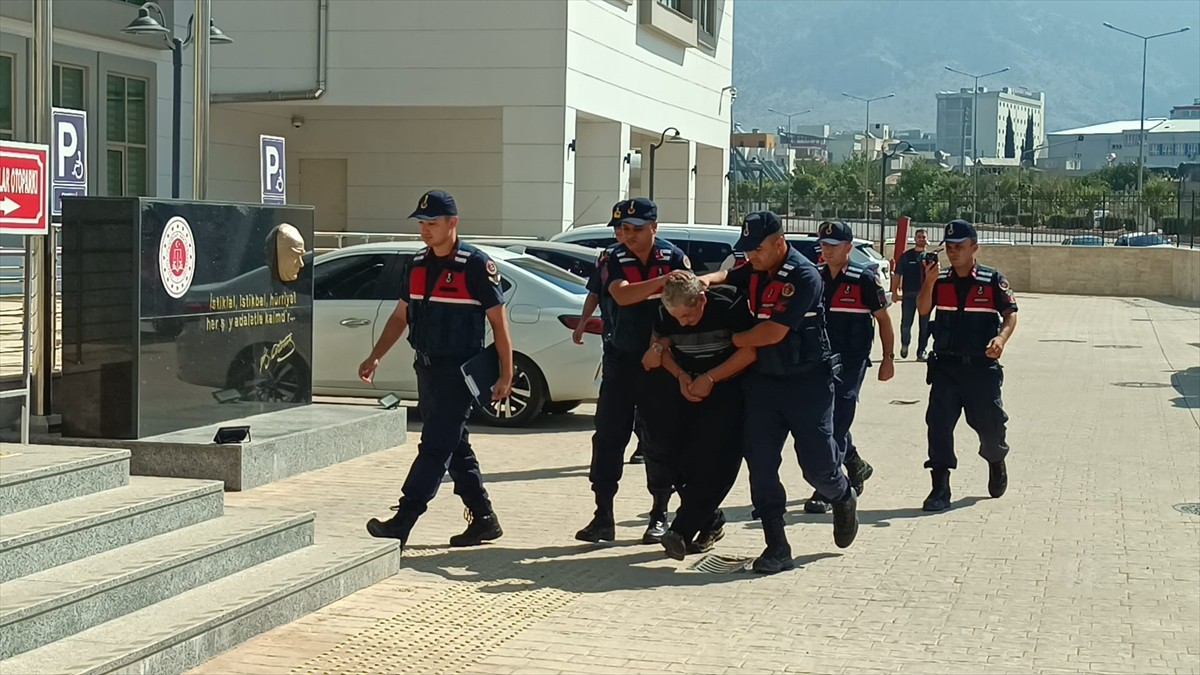 Adana'nın Kozan ilçesinde çocuğa cinsel istismarda bulunduğu öne sürülen şüpheli...