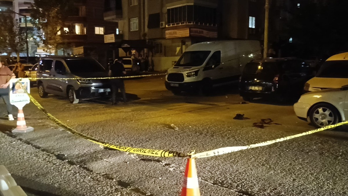 Adana'nın Kozan ilçesinde düğünde çıkan silahlı kavgada 1 kişi yaralandı. Çevredekiler kendi...