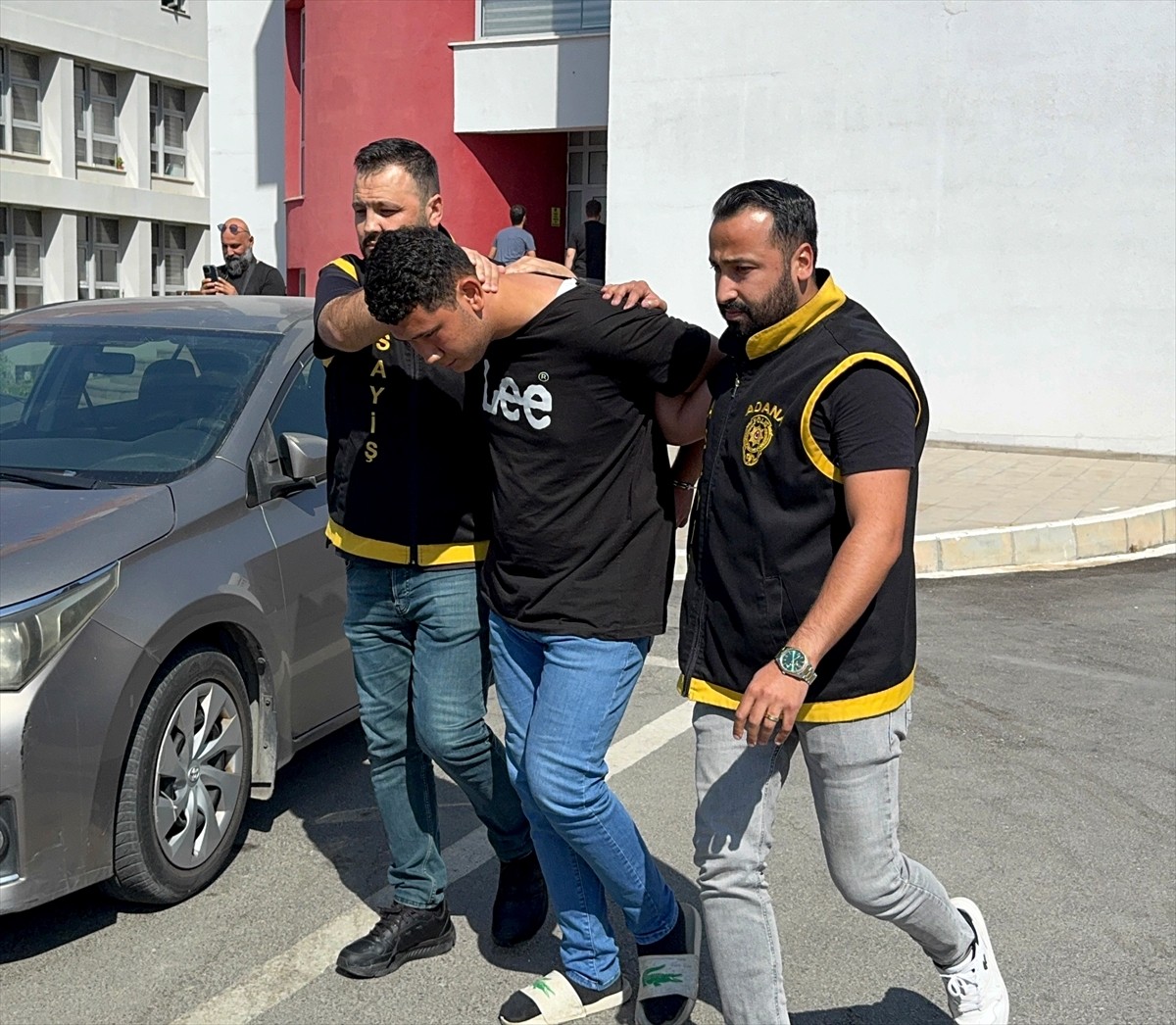 Adana'nın merkez Çukurova ilçesinde sokakta yürüyen kadının cep telefonunu kapkaç yöntemiyle...