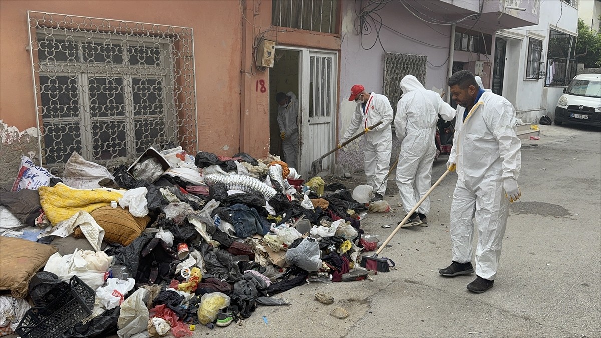 Adana'nın merkez Seyhan ilçesinde belediye ekipleri, atık biriktirilen evden iki traktör çöp...