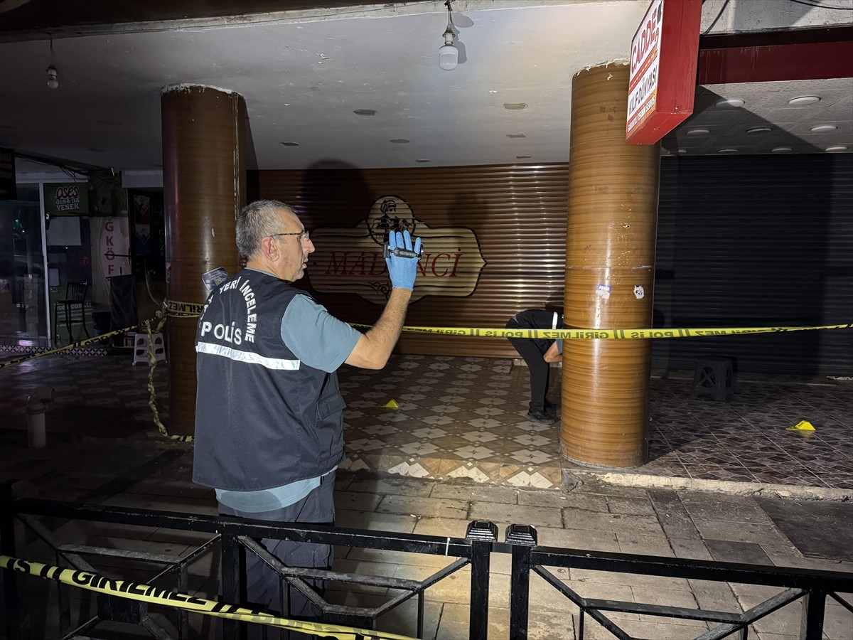Adana'nın merkez Seyhan ilçesinde çay ocağına düzenlenen silahlı saldırı sonucu 2 kişi yaralandı....