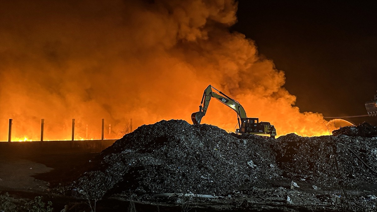 Adana'nın merkez Seyhan ilçesindeki geri dönüşüm fabrikasının bahçesinde çıkan yangın kontrol...
