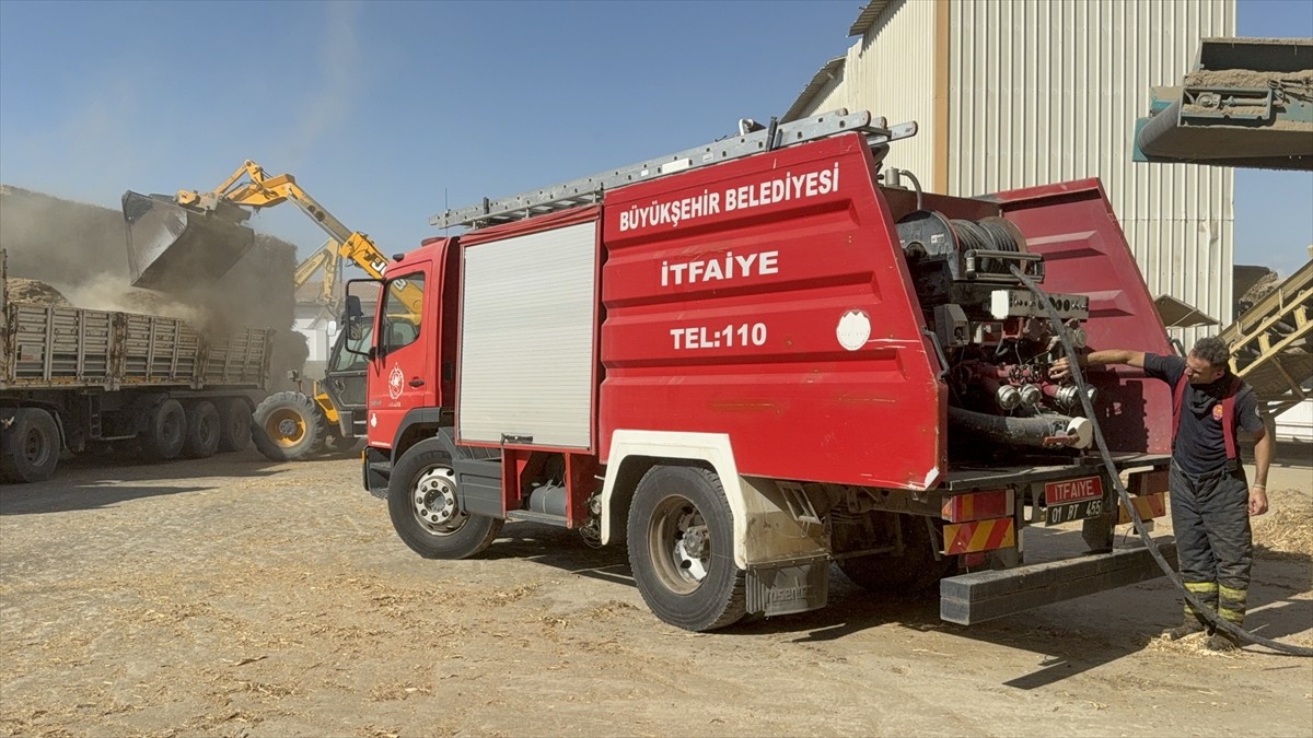 Adana'nın merkez Yüreğir ilçesinde biyokütle enerji tesisinde çıkan yangın, ekiplerin...