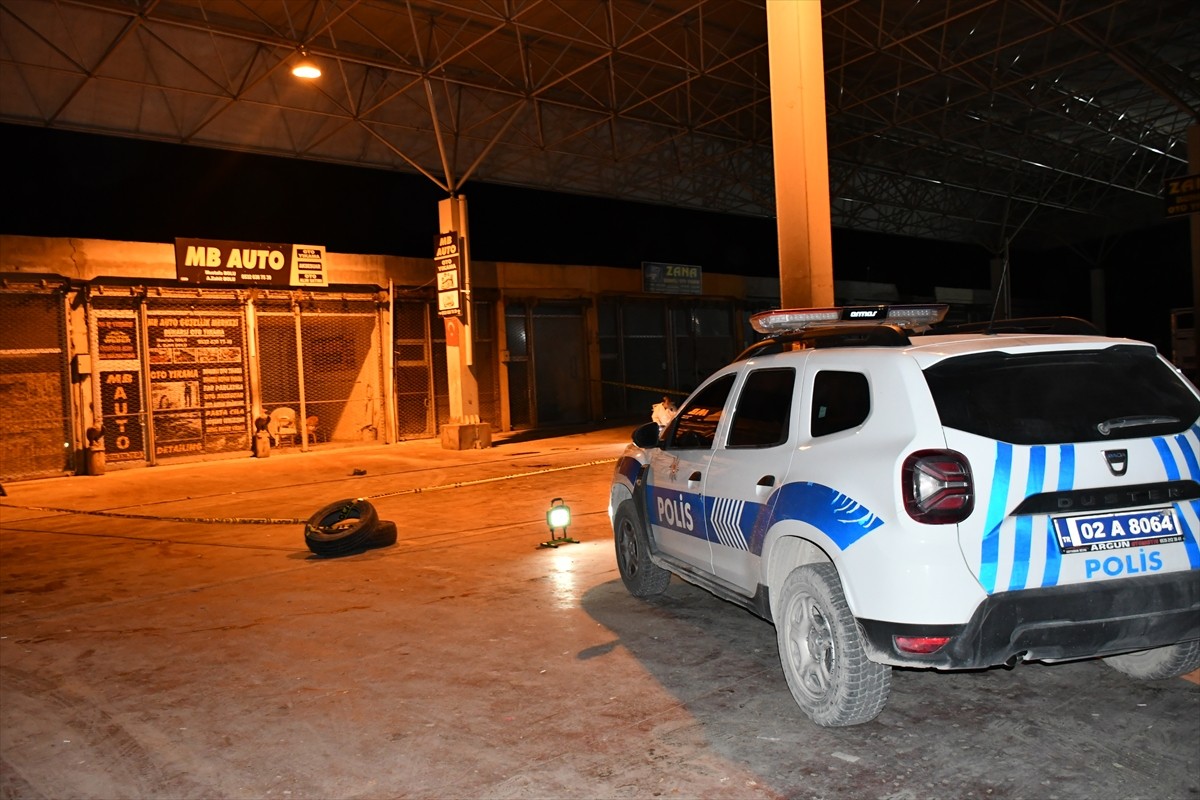 Adıyaman'ın Besni ilçesinde iki kişi arasında çıkan silahlı kavgada 1 kişi hayatını...