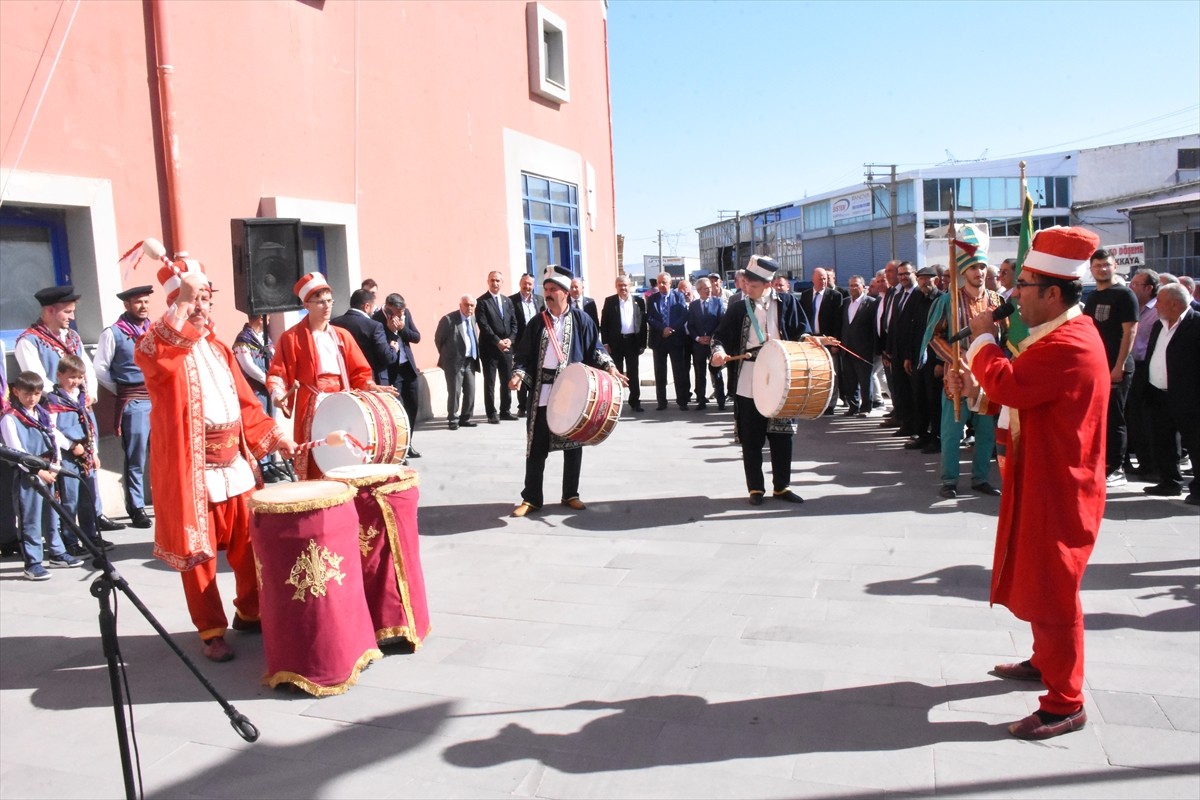 Afyonkarahisar'da düzenlenen Ahilik Haftası kutlamalarında 45 yıldır demircilik yapan 64 yaşındaki...