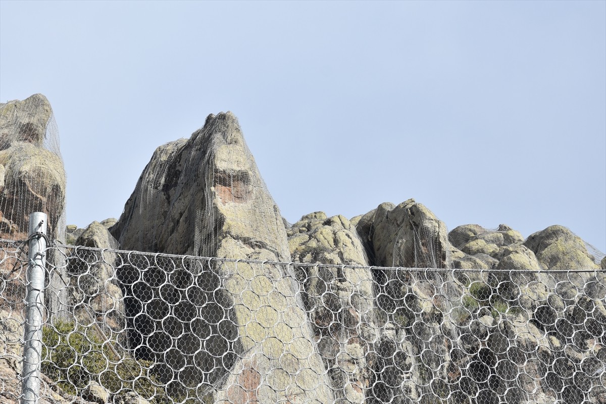 Afyonkarahisar'da İl Afet ve Acil Durum Müdürlüğü (AFAD) tarafından yürütülen projeyle ev, okul ve...