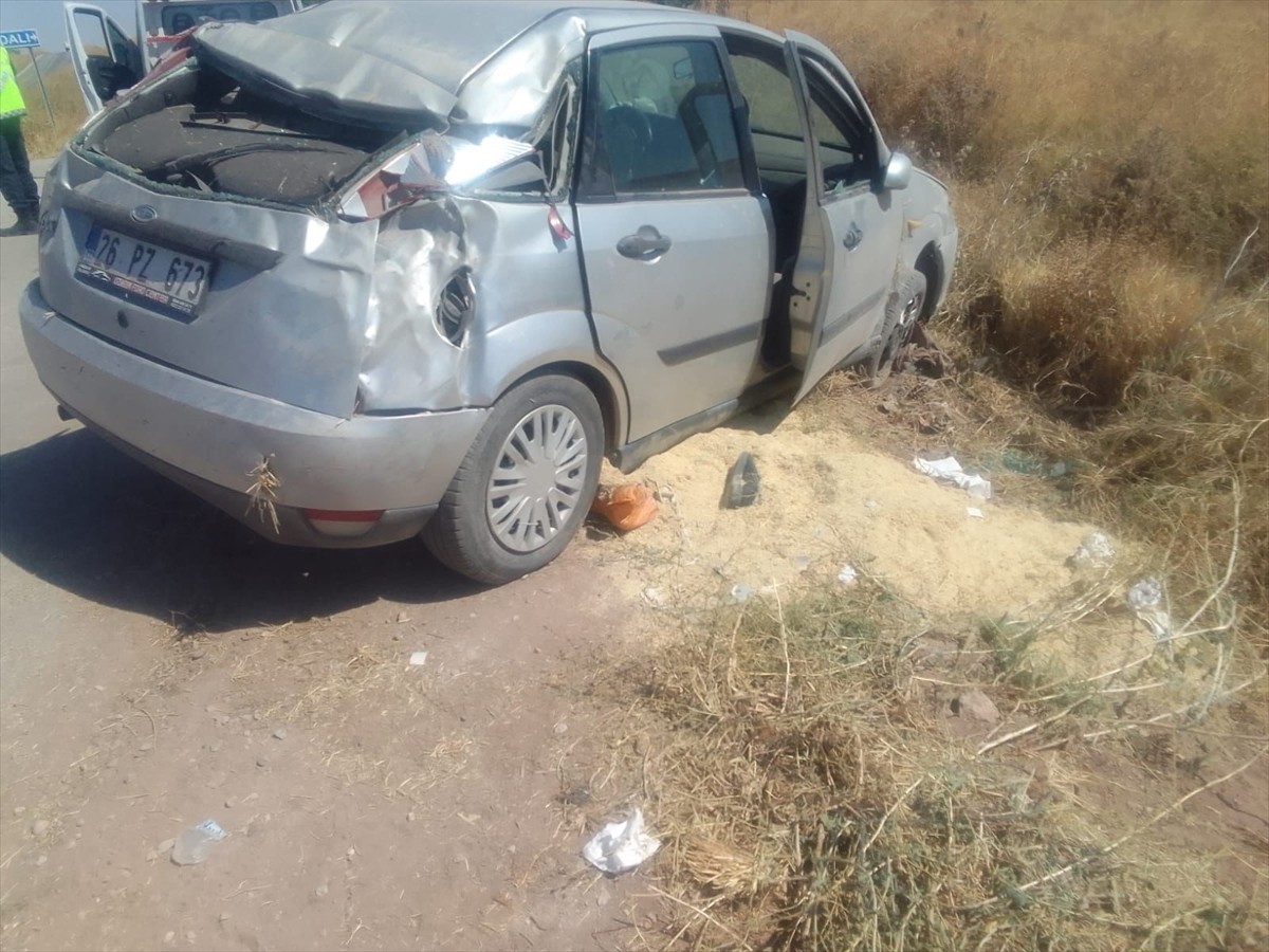 Afyonkarahisar'ın Emirdağ ilçesinde otomobilin devrilmesi sonucu 4 kişi yaralandı.