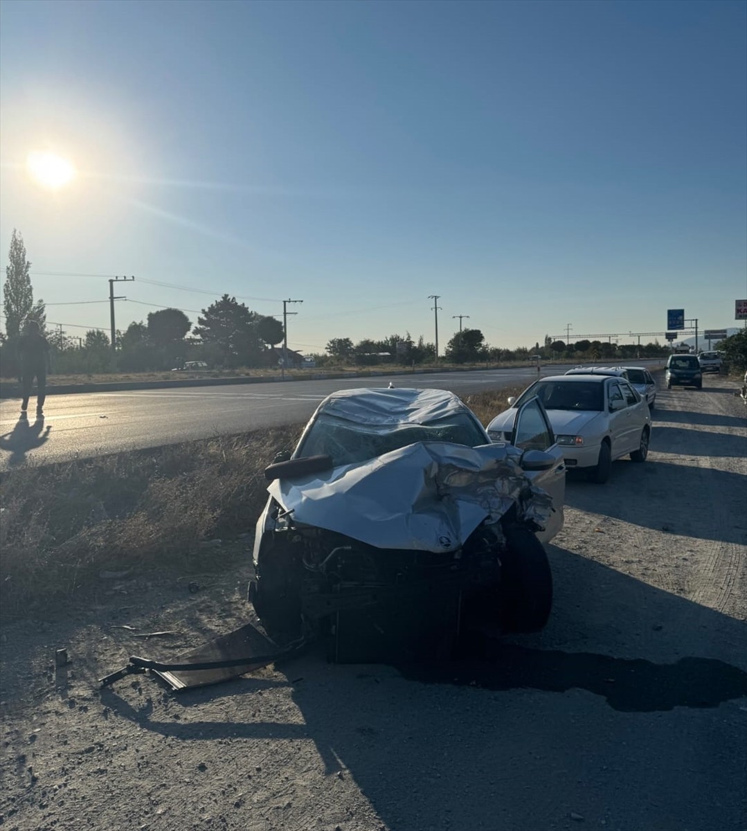 Afyonkarahisar'ın Sultandağı ilçesinde otomobille çarpışan traktörün sürücüsü yaşamını yitirdi, 1...
