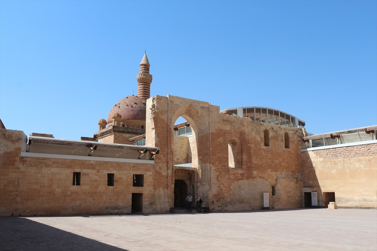 Ağrı'nın Doğubayazıt ilçesinde, hükümlü ve tutukluların el emeğiyle hazırladığı el sanatları...