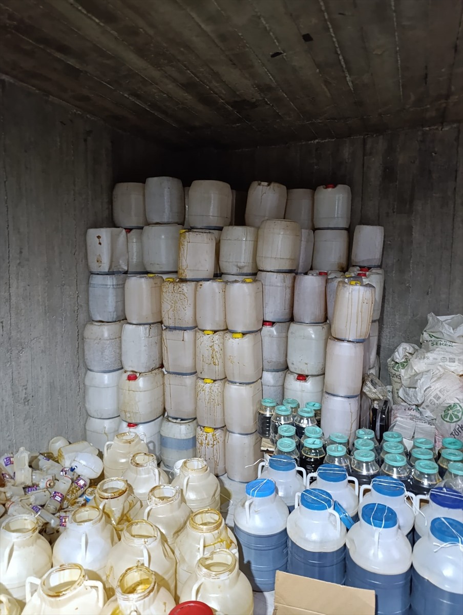 Ağrı'nın Doğubayazıt ilçesinde ruhsatsız üretim yapan bir işletmede 5 ton 709 kilogram etiketsiz...