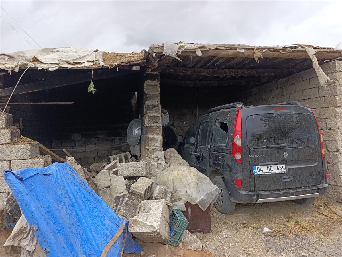 Ağrı il merkezine bağlı Tezeren köyünde, fırtına nedeniyle 44 ev ve 30 ahırın çatısında hasar...