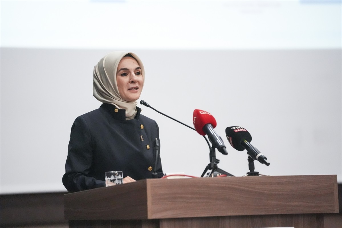 Aile ve Sosyal Hizmetler Bakanı Mahinur Özdemir Göktaş, Kadıköy Kız Anadolu İmam Hatip Lisesi'nde...