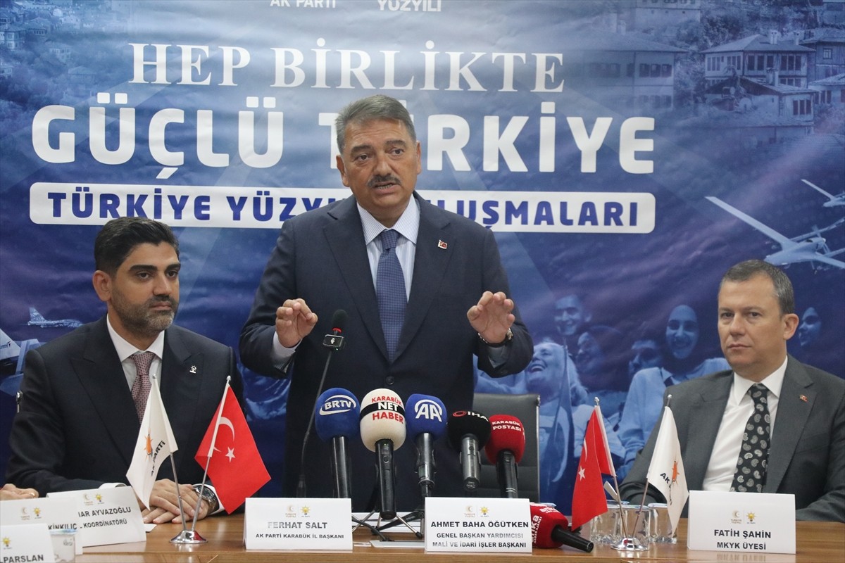 AK Parti Genel Başkan Yardımcısı Ahmet Baha Öğütken (ortada), AK Parti Karabük İl Başkanlığında...