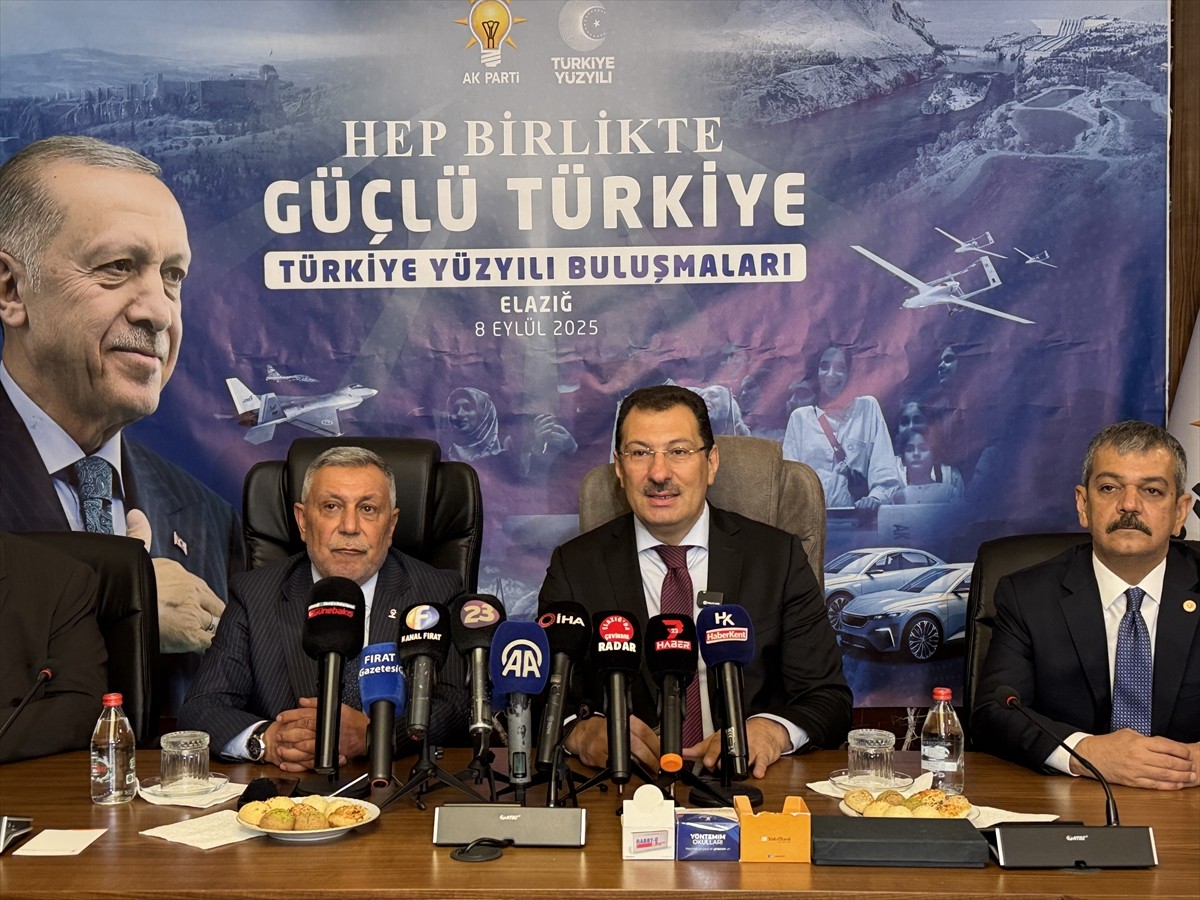 AK Parti Genel Başkan Yardımcısı Ali İhsan Yavuz (sağ 2), "Türkiye Yüzyılı Buluşmaları" programı...