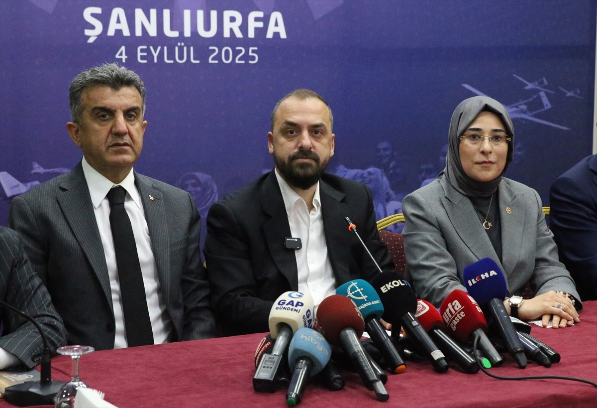 AK Parti Genel Başkan Yardımcısı Faruk Acar (ortada), Türkiye Yüzyılı Buluşmaları kapsamında...