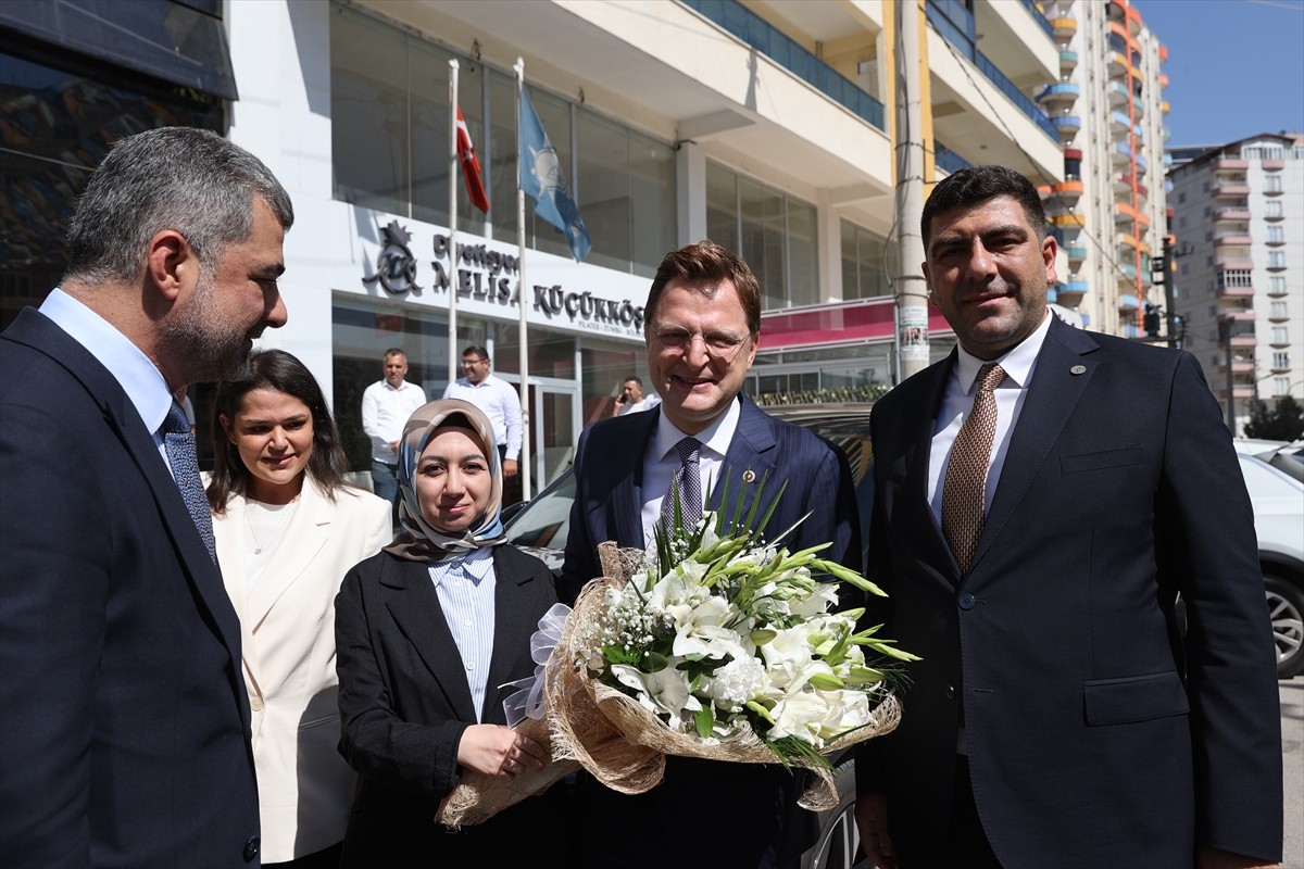 AK Parti Genel Başkan Yardımcısı Halit Yerebakan (sağ2), Mardin'de "Türkiye Yüzyılı Buluşmaları"...