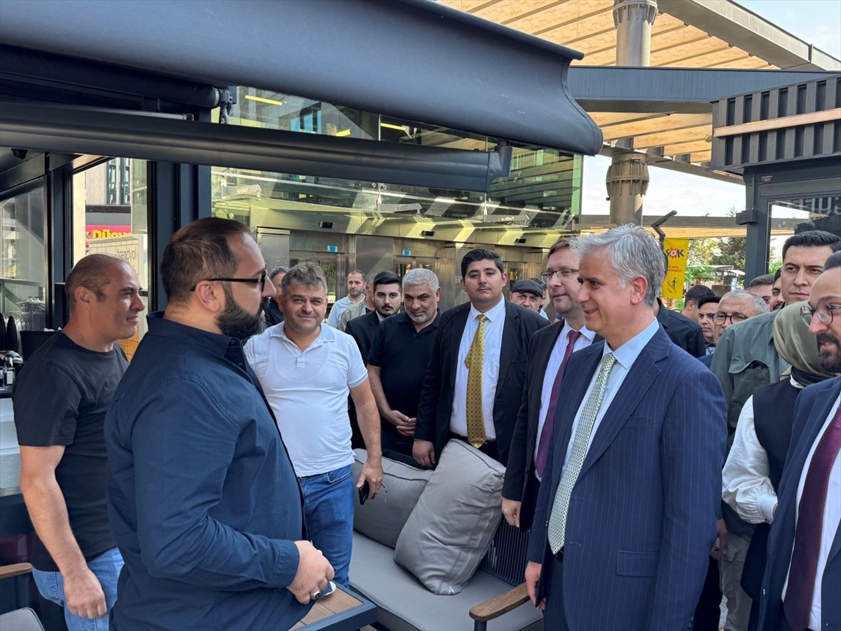 Ak Parti Genel Başkan Yardımcısı Hasan Basri Yalçın (sağda), Küçükçekmece'de esnaf ve...