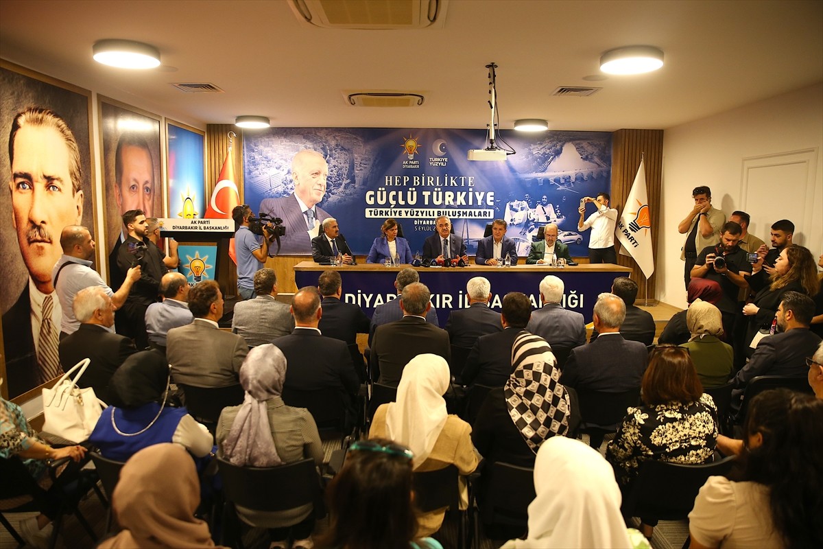 AK Parti Genel Başkan Yardımcısı Hayati Yazıcı (ortada), "Türkiye Yüzyılı Buluşmaları" programı...