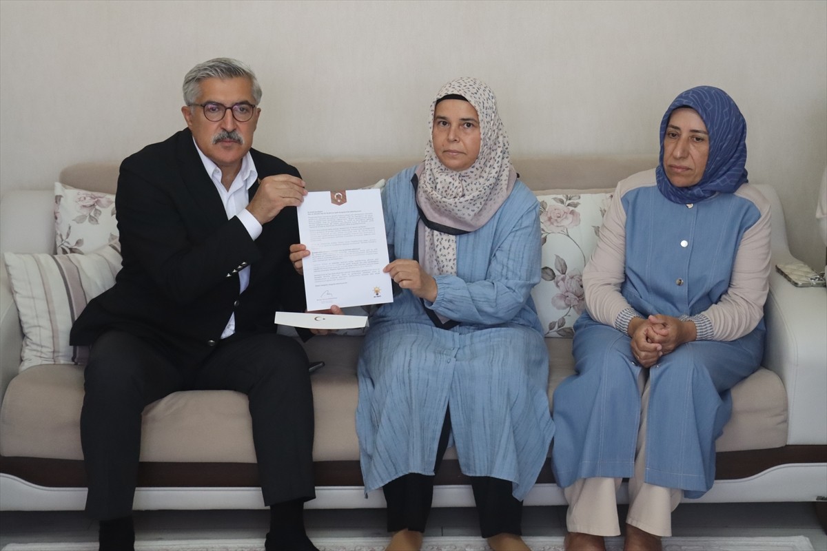 AK Parti Genel Başkan Yardımcısı Hüseyin Yayman, Hatay'da şehit ailesiyle bir araya geldi. Yayman...
