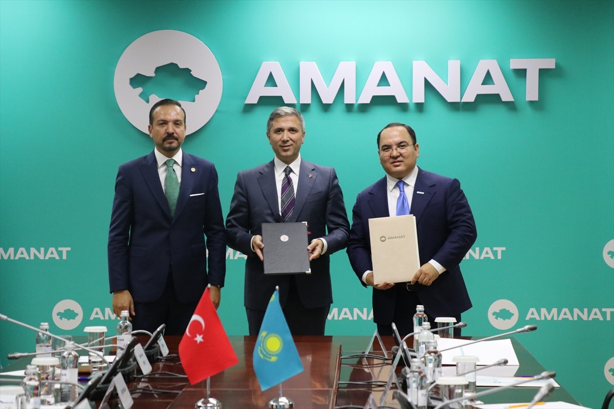 AK Parti Genel Başkan Yardımcısı ve Dış İlişkiler Başkanı Zafer Sırakaya (ortada) ile AK Parti...