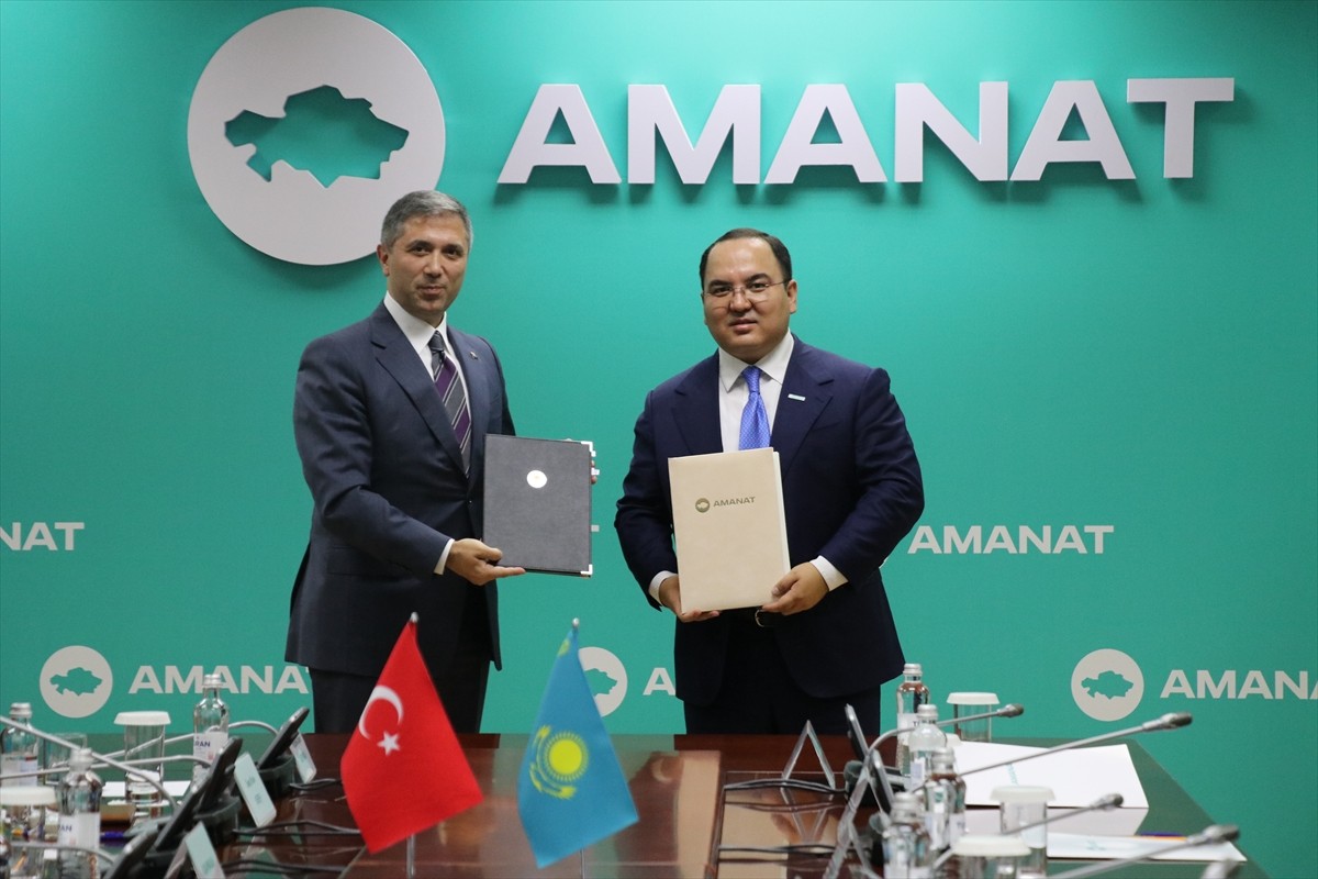 AK Parti Genel Başkan Yardımcısı ve Dış İlişkiler Başkanı Zafer Sırakaya (ortada) ile AK Parti...