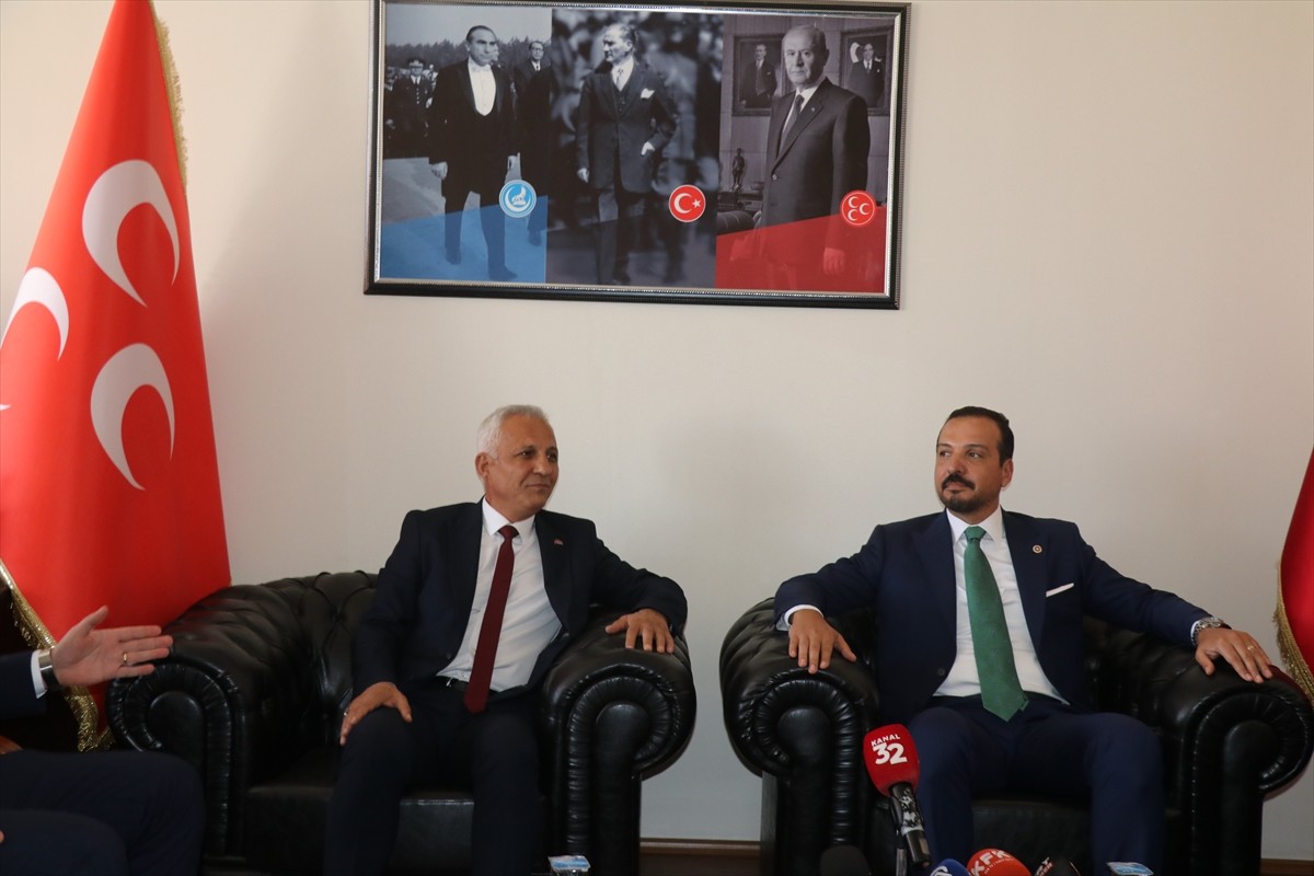 AK Parti Genel Başkan Yardımcısı ve Türk Devletleri ile İlişkiler Başkanı Kürşad Zorlu (ortada)...