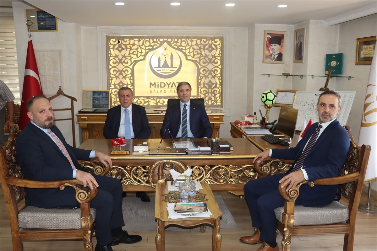 AK Parti Genel Başkan Yardımcısı Zafer Sırakaya (sağ 3), Mardin'deki ziyaretleri kapsamında Midyat...