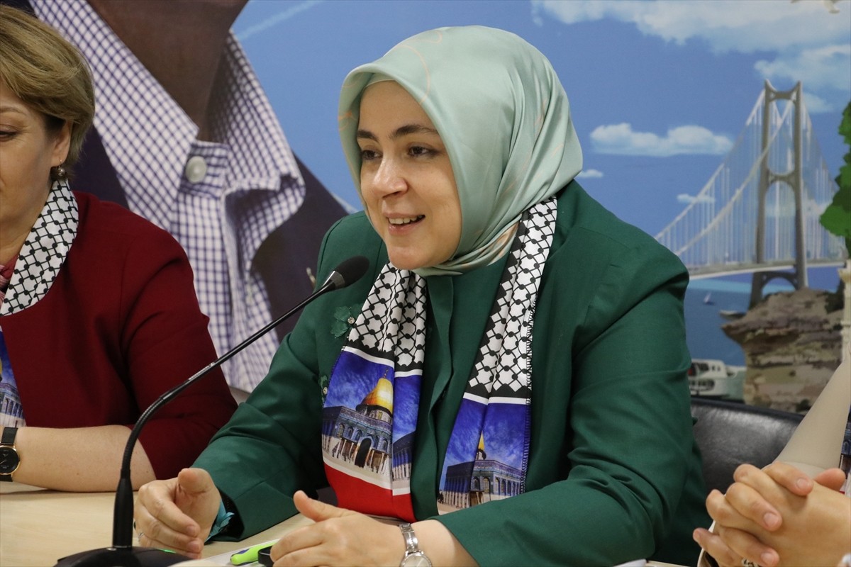 AK Parti Genel Merkez Kadın Kolları Başkanı Tuğba Işık Ercan (ortada), AK Parti Kocaeli İl...