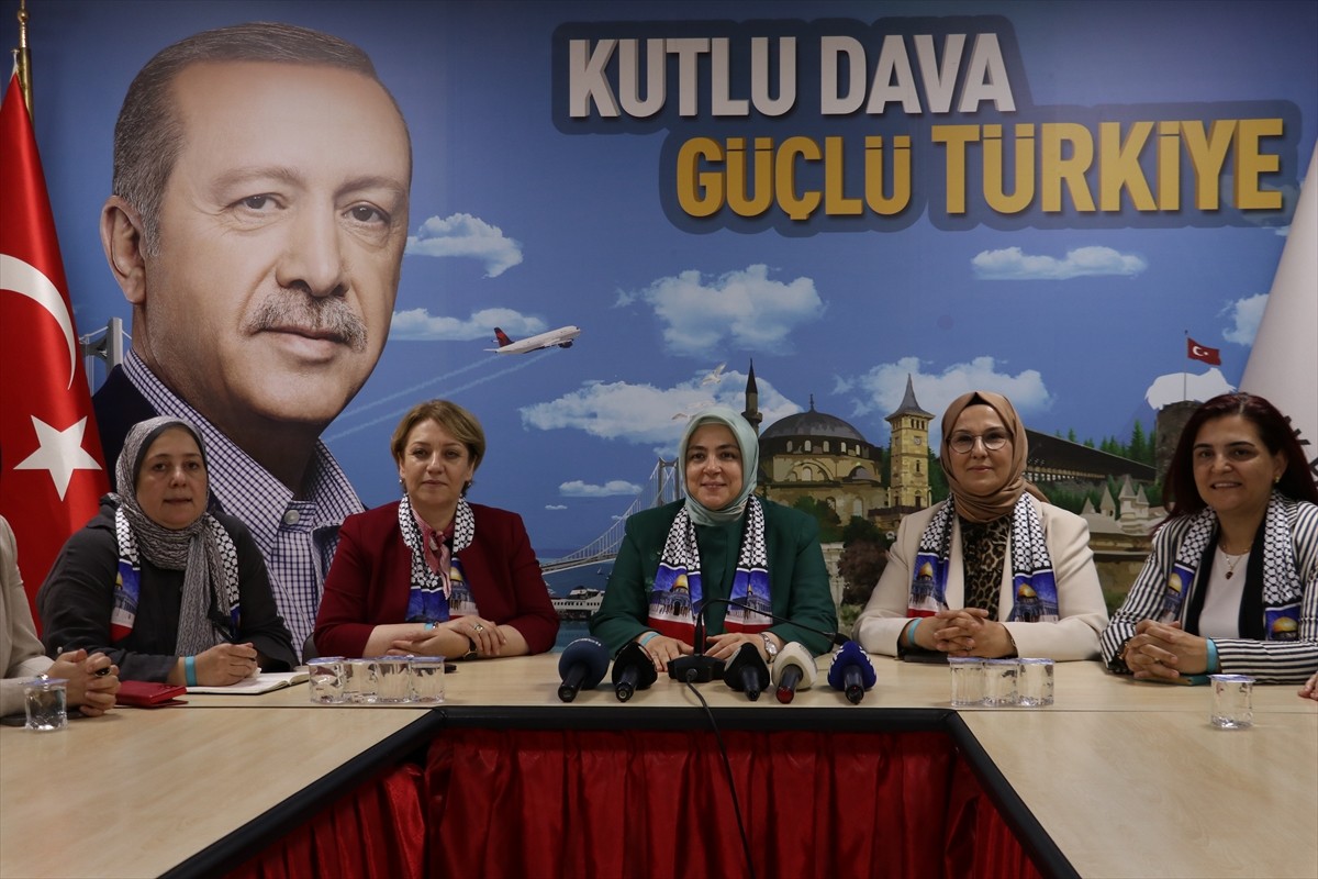 AK Parti Genel Merkez Kadın Kolları Başkanı Tuğba Işık Ercan (ortada), AK Parti Kocaeli İl...