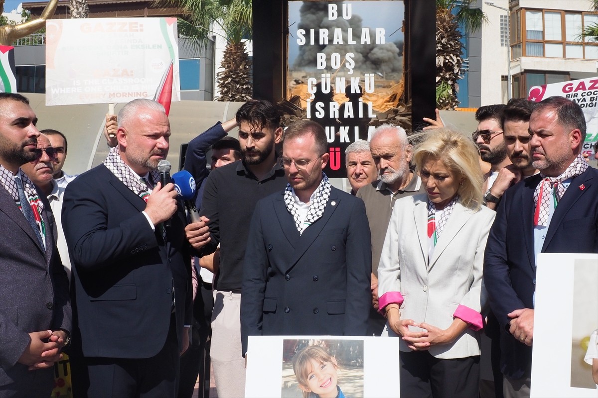 AK Parti İzmir İl Gençlik Kolları Başkanlığı, Gazze'de İsrail'in saldırıları nedeniyle okula...