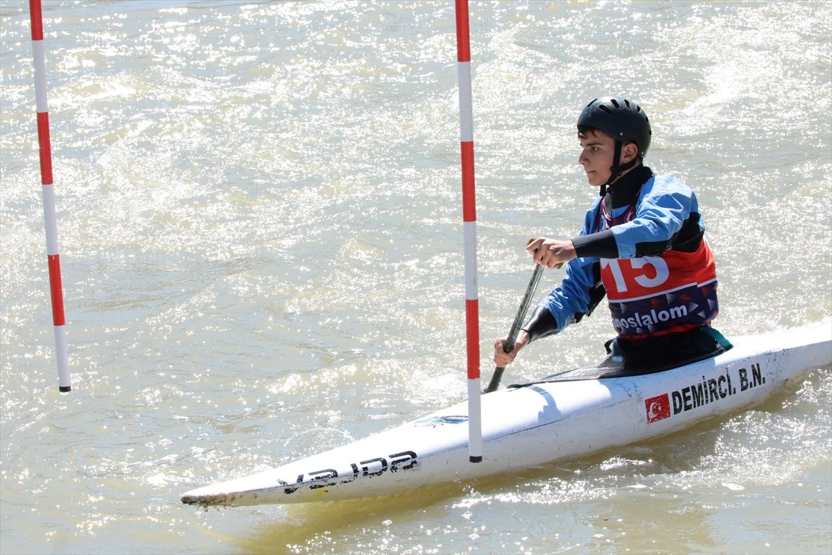 Akarsu Kano Slalom Türkiye Kupası yarışları, Erzincan'ın Kemah ilçesinde başladı.