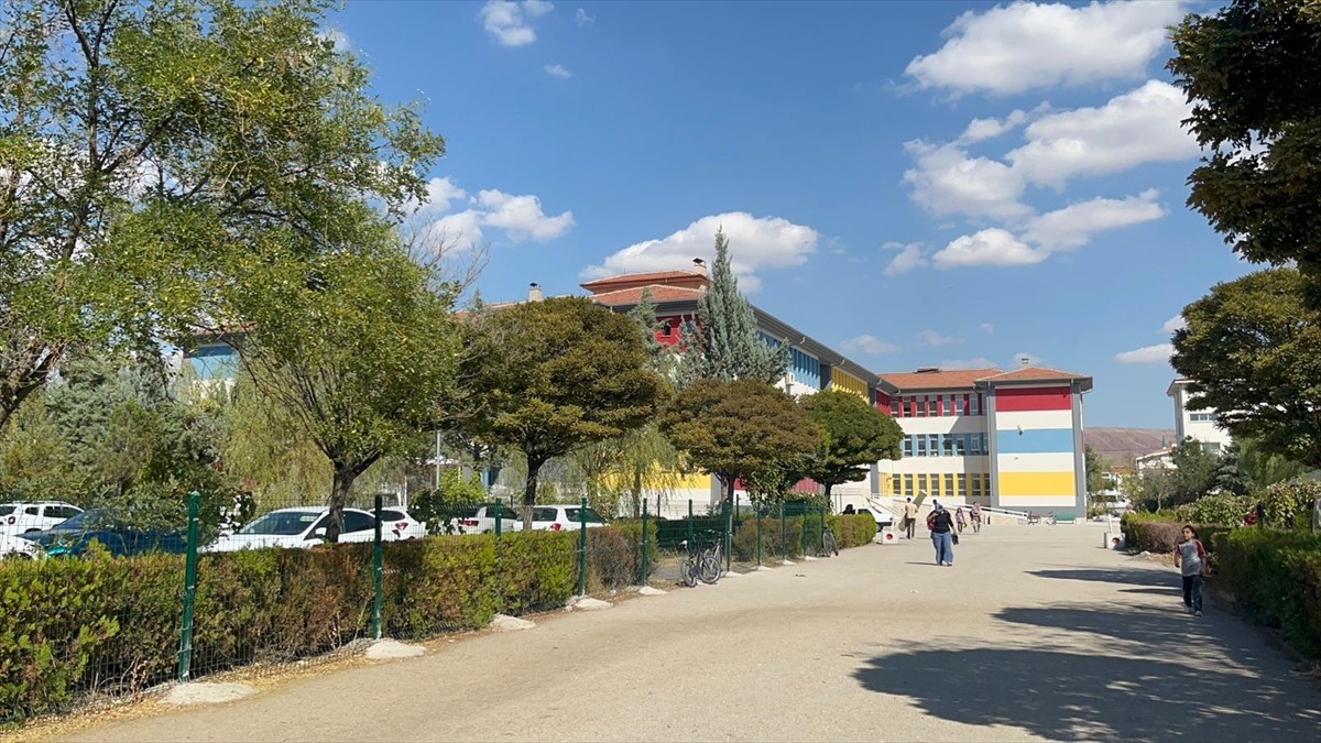 Aksaray'da okul müdürü, okul bahçesine girmeye çalışan kişi tarafından darpedildi.