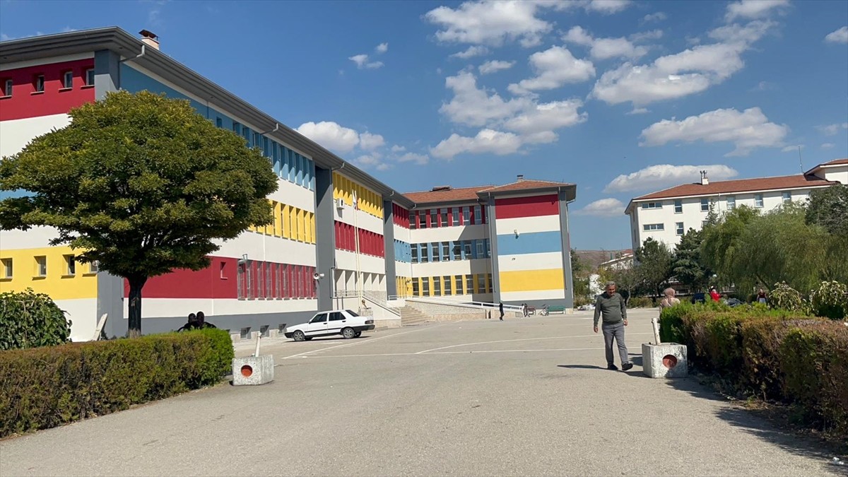 Aksaray'da okul müdürü, okul bahçesine girmeye çalışan kişi tarafından darpedildi.