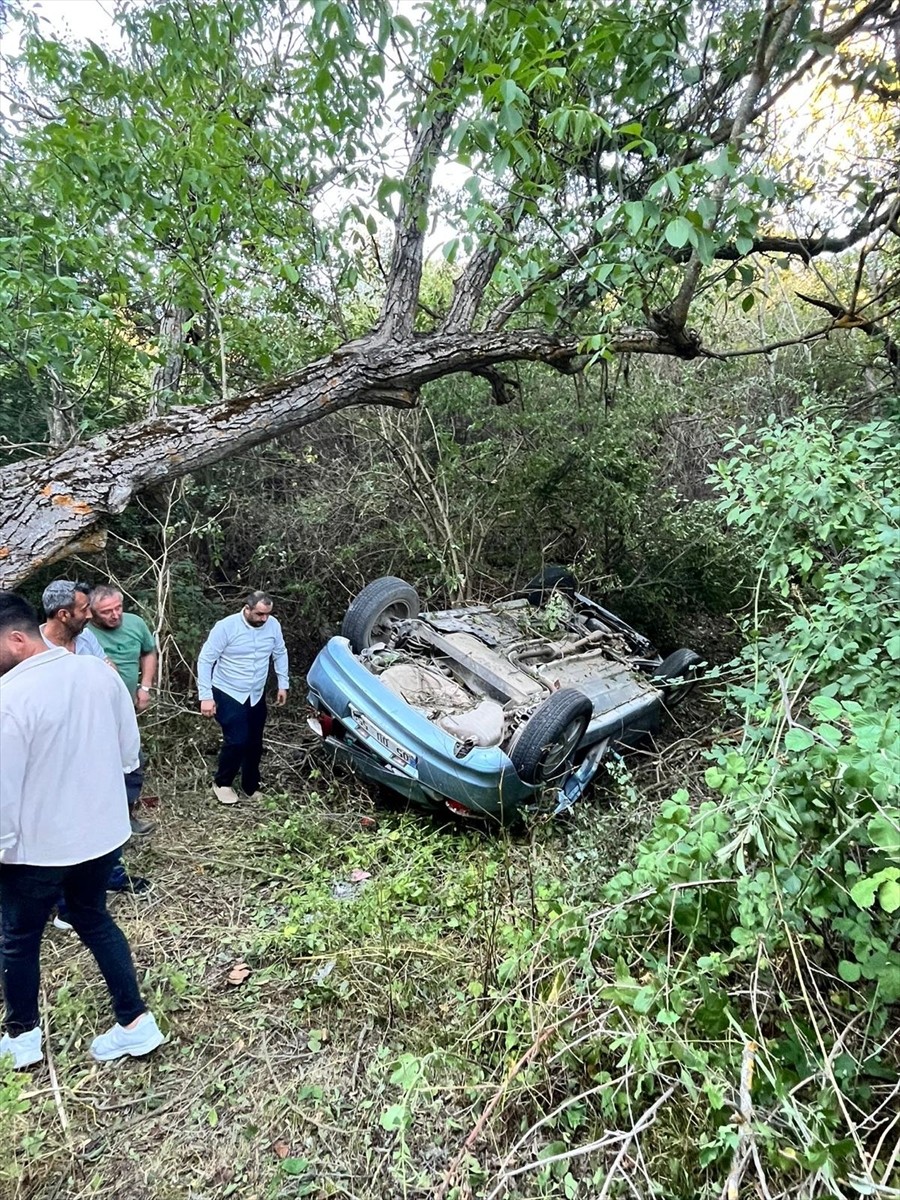 Amasya'nın Gümüşhacıköy ilçesinde devrilen otomobildeki 1 kişi öldü, 1 kişi yaralandı. İhbar...